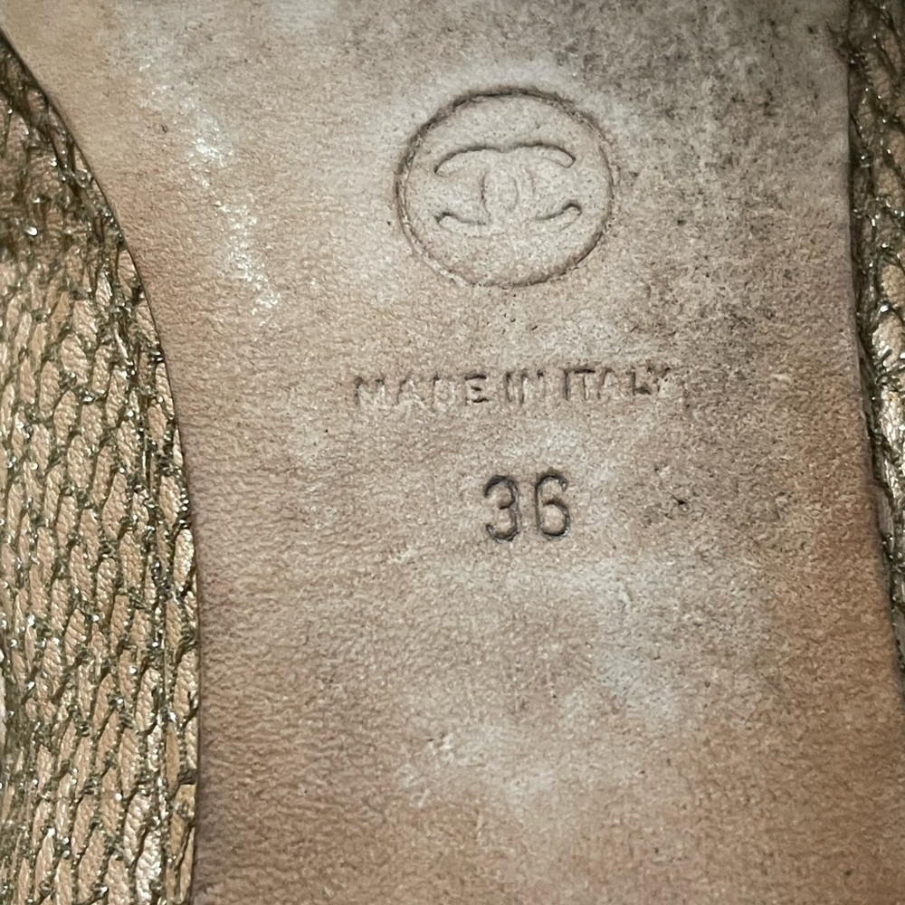 CHANEL Women's Brown and Black Textured Loafers - Picture 10 of 11
